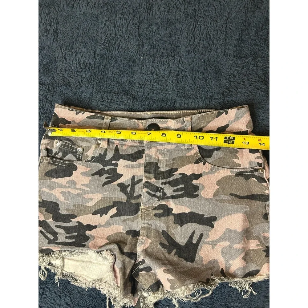 Almost Famous Shorts Women Size 5 Camo Super High Rise Frayed Hem 5‎ Pockets
